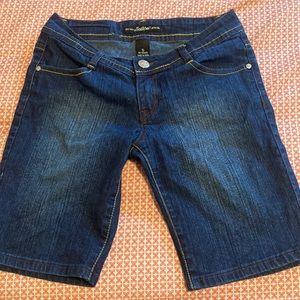 Womens size 5 southpole knee length shorts.